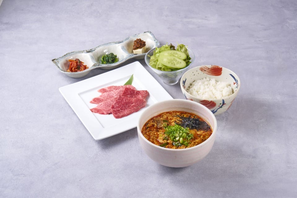 An A5 wagyu set with rice, soup and side dishes at Halal Wagyu Yakiniku SHOUTAIAN, Kanda